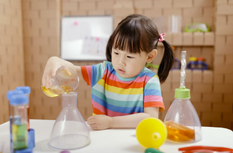 Kind experimentiert mit Naturwissenschaft